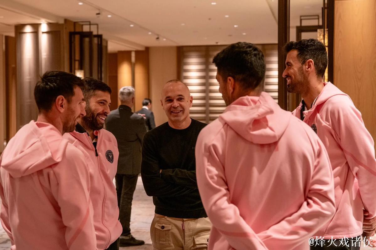 传奇名宿坐镇,伊涅斯塔现场观看巴萨对阵奥萨苏纳 传奇名宿坐镇,伊涅斯塔现场观看巴萨对阵奥萨苏纳